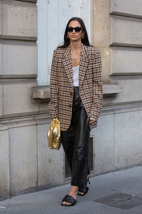 A fashion week street style look featuring Bottega Veneta sandals and a plaid blazer.  #bottegaveneta #streetstyle #streetstylefashion #sandals Bottega Sandals, Plaid Blazer Outfit, How To Wear Blazers, Streetstyle Photography, Blazer Street Style, Outfit 2020, Bottega Veneta Shoes, Streetstyle Outfit, Casual Chique