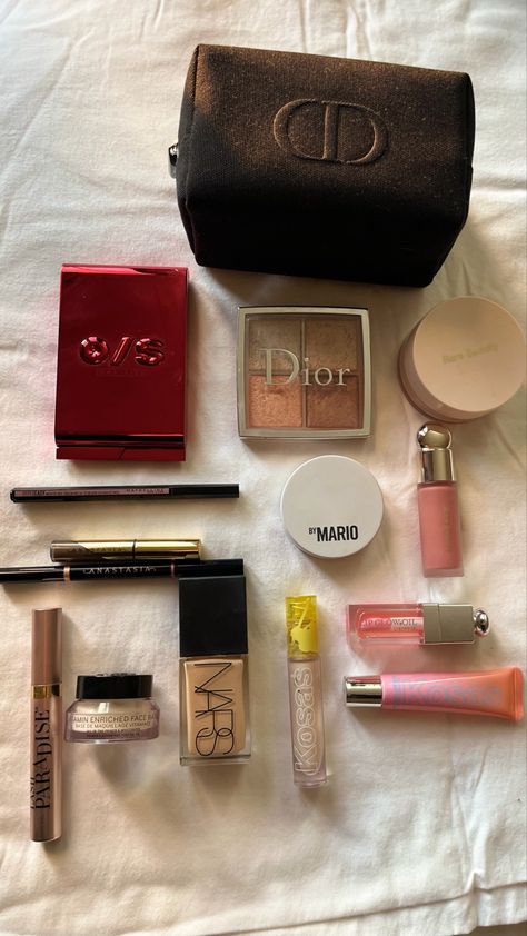 Capsule Makeup, Aesthetic Dior, In My Makeup Bag, My Makeup Bag, Beauty Routine Checklist, Makeup Bag Essentials, Subtle Makeup, Makeup Is Life, Makeup Needs