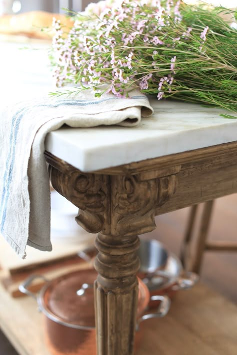 Country Kitchen Island, French Country Decorating Kitchen, Vintage Inspired Kitchen, French Country Bathroom, Kitchen Design With Island, Country Kitchen Designs, French Country Kitchens, Knotty Pine, Country Bathroom