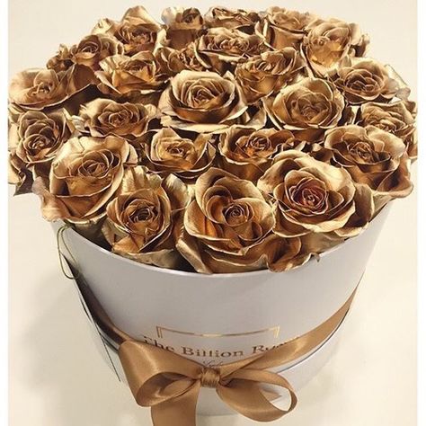 Preserved Roses Arrangement, Aesthetic Visuals, Box Arrangement, House Of Flowers, I Love Gold, African Love, Roses Wallpaper, Gold Wedding Theme, Preserved Roses