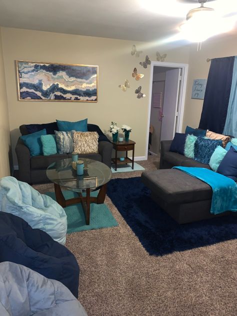 Small Living Room Ideas Apartment, Teal Living Room Decor, Living Room Ideas Apartment, Room Ideas Apartment, Girls Apartment, Ladies Lounge, Unique Living Room, Girl Apartment Decor, Studio Apartment Living