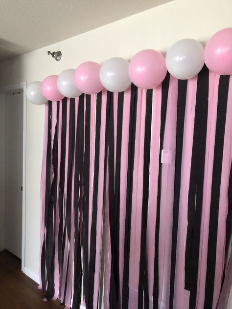 Pink Streamers Decorations, Birthday Streamer Ideas, Diy Party Background, Balloons And Streamers, Birthday Streamers, Streamer Decorations, 25th Bday, Golf Birthday Party, Boss Mom