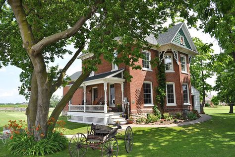 Old brick farmhouse Old Brick Farmhouse, Red Brick Farmhouse, Farmhouse Modern House, Brick Farmhouse Exterior, Porch Banister, Brick Victorian Homes, Modern House Ideas, Majestic Houses, Brick Victorian