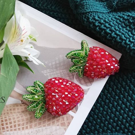 Strawberry brooch Bead Weaving Patterns, Barbie Toys, Bead Embroidery Jewelry, Bead Work Jewelry, Embroidery Jewelry, Beaded Brooch, Craft Time, Ribbon Embroidery, Bead Weaving