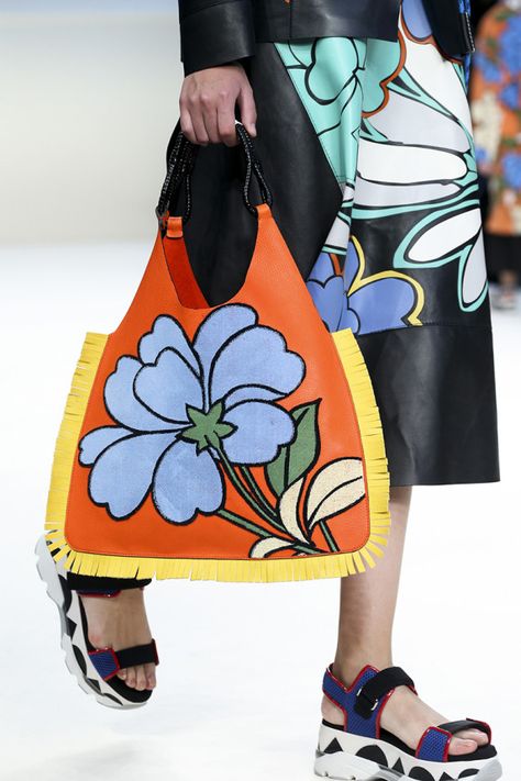 Pop Art Fashion, Textile Bag, Bold Floral Print, Bag Trends, Spring Summer 2015, Diy Clothes, Fashion Prints, Clutches, Bucket Bag