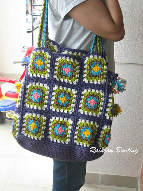 [Free Pattern] Make Your Own Crochet Granny Square Bag Sac Granny Square, Granny Square Tote, Motifs Granny Square, Crocheted Purse, Trash To Couture, Beau Crochet, Rainbow Bunting, Free Crochet Bag, Confection Au Crochet