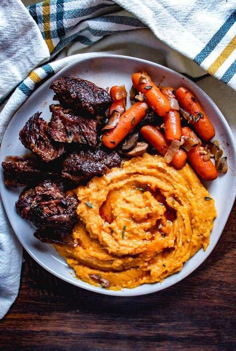 The perfect holiday dinner, date night in or anniversary meal. Big flavor with little effort! Crockpot Beef, Indian Curry, Fall Dinner, Holiday Dinner, Cheap Meals, I Love Food, Cooker Recipes, Slow Cooker Recipes, Night In