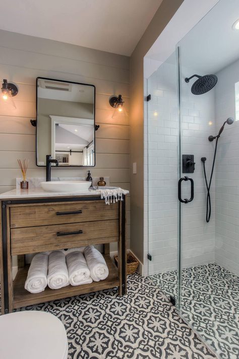 20+ Transitional Bathroom Designs: Combining Traditional Bathrooms with Modern Styles 28 House Bathroom Designs, Bad Inspiration, Modern Farmhouse Bathroom, Bathroom Shower Tile, Casa Container, Bathroom Decor Ideas, Farmhouse Bathroom Decor, Shower Remodel, Bathroom Remodel Master