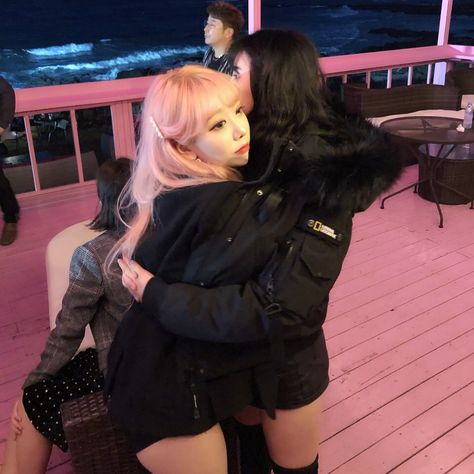 Goth And Soft Girlfriends, Pink And Black Hair, Goth Gf, Me As A Girlfriend, Opposites Attract, Just Girl Things, Black Aesthetic, Pink Aesthetic, Pink Hair