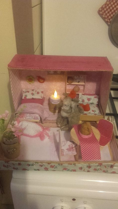 Shoe Box Doll House, Dolly House, Cardboard Dollhouse, Diy Barbie House, Calico Critters Families, Cardboard Box Crafts, Calico Critters, Arte Inspo, Miniature Crafts