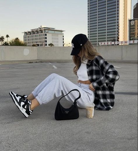 Panda Shoes Outfit, Nike Dunks Outfit Woman Street Styles, Dunk Outfit Women, Comfy Sporty Outfits, Nike Dunk Low Outfit Woman, Trendy Sneakers For Women, Dunk Low Outfit Women, Dunks Outfit Woman, Dunk Outfits