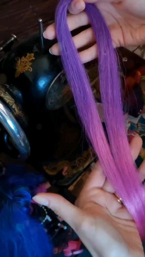 Purple pink ombre with beads SE braid tutorial Dreadlock Extensions Diy, Synthetic Dreads Diy, Dreads Diy, Dreadlocks Diy, Dread Hair Extensions, Witchy Hair, Hair Extensions Tutorial, Diy Hair Extensions, Rave Hair