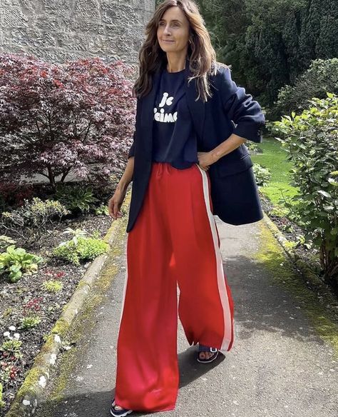 Red Track Pants Outfit, Track Pants Outfit Casual, Sporty Elegant Outfit, Red Adidas Pants, Emmanuelle Alt Style, Track Pants Outfit, Outfit Sport, Winter Trousers, Modern Street Style