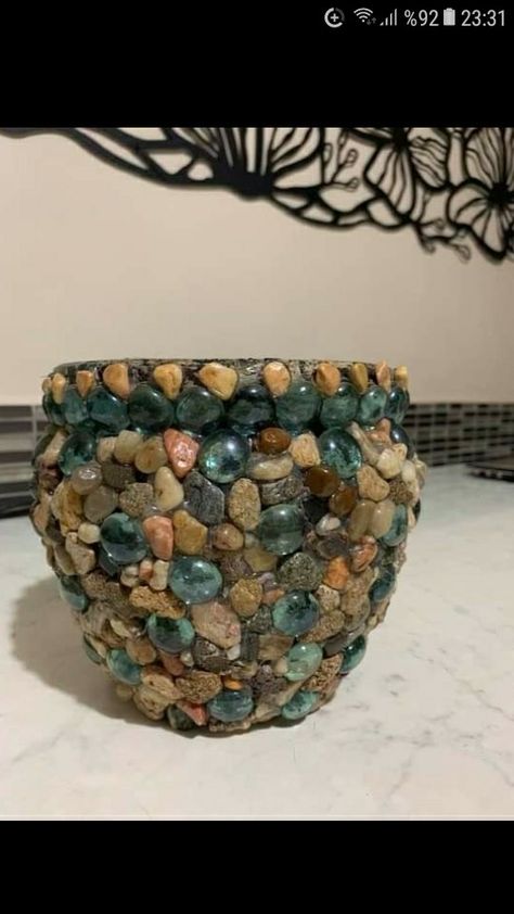 Pebble Pots Diy, Rock Mosaics, Polish Rocks, Decorating Pots, Rock Vase, Shower Ideas With Bench, Mosaic Planters, Plants House, Pots Diy