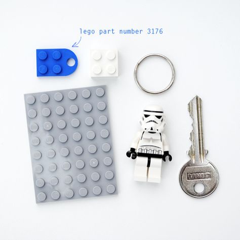 Make "the Force" the keeper of your key. Lego Key Holder, Lego Keychain, Lego Boxes, Diy Lego, Lego Diy, Lego Craft, Lego Pieces, Mason Jar Crafts Diy, Storm Trooper