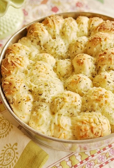 Garlic Cheese Pull Apart Bread Cheese Pull Apart, Cheesy Garlic Bread Recipe, Cheesy Pull Apart Bread, Cheese Pull, Bundt Recipes, Frozen Bread Dough, Garlic Bread Recipe, Cheesy Garlic Bread, Garlic Cheese