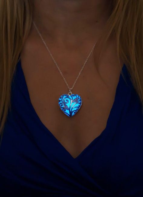 Glowing Heart, Glow Necklace, Glow Jewelry, Glowing Necklace, Dark Jewelry, Heart Diy, Blue Glow, Jewelry Blue, Anniversary Jewelry