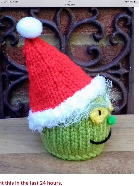 Christmas Pom Pom Crafts, Knit Christmas Ornaments, Addi Knitting Machine, Christmas Knitting Patterns Free, Christmas Pom Pom, Diy Crochet Toys, Knitted Toys Free Patterns, Knitting Patterns Free Beginner, Christmas Grinch