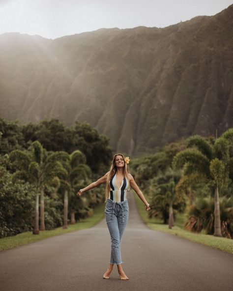 Oahu • Instagram photos and videos Senior Pictures Hawaii, Maui Photos, Senior Photoshoot Poses, Oahu Travel, Travel Pose, Hawaii Pictures, Hawaii Photography, Senior Photo Outfits, Graduation Picture Poses