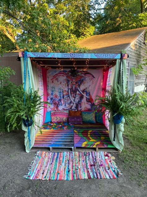 Small Slabbed Patio Ideas, Outdoor Meditation Space Diy, Peaceful Outdoor Space, Hippie Backyard, Outdoor Meditation, Dream House Aesthetic, Hippie Garden, Creative Garden Decor, Be At Peace