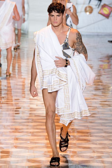 Versace Spring 2015 Menswear collection, runway looks, beauty, models, and reviews. Greek Inspired Fashion, Ancient Greece Fashion, Rome Outfits, Rome Fashion, Greek Costume, Greece Fashion, Versace Spring, Rome Antique, Versace Brand