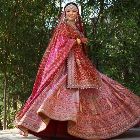 The Most Popular Designer Lehengas Picked By Real Brides! Pink Lehenga Designs, Tarun Tahiliani Lehenga, Bandhej Dupatta, Pink Bridal Lehenga, Bridal Lehenga Designs, Wedding Lehenga Designs, Indian Bride Outfits, Bridal Lehenga Collection, Bride Outfits