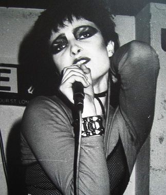 Siouxsie Sioux, 1977. Punks 70s, Astrud Gilberto, Garage Punk, Look 80s, Siouxsie And The Banshees, Siouxsie Sioux, 70s Punk, 80s Punk, Riot Grrrl