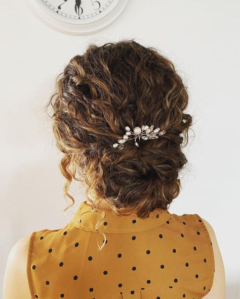 Curly Hair Updo Wedding, Naturally Curly Updo, Hairstyles With Curly Hair, Curly Wedding Updo, Jojo Wedding, Curly Hairdos, Naturally Curly Hair Updo, Bridesmaid Hair Curly, Curly Bridal Hair