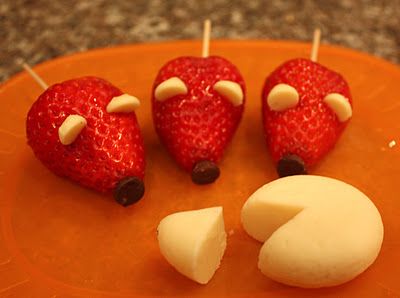 Strawberry mice snacks! All you need is strawberries, chocolate chips, and white chocolate chips! Strawberry Mice, Strawberry Mouse, Preschool Lunch, Fruit Creations, Healthy Eating Snacks, Think Food, Fun Kids Food, Like Animals, Kids Snacks