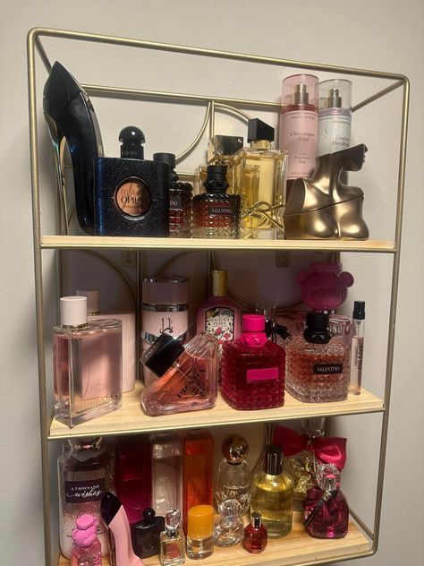 Profumo Victoria Secret, Koleksi Parfum, Collection Perfume, Her Perfume, Perfume Organization, Fragrances Perfume Woman, Body Hygiene, Perfume Collection Fragrance, Bath And Body Works Perfume