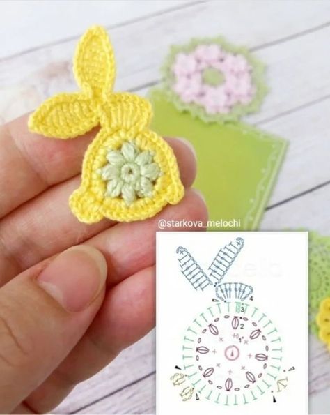 Fall Characters, Marque-pages Au Crochet, Autumn Crochet, Crochet Wrist Warmers, Crochet Leaf Patterns, Confection Au Crochet, Easter Crochet Patterns, Crochet Earrings Pattern, Crocheted Flowers