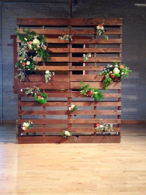 Wedding Backdrop Pallet, Wood Backdrop Wedding, Pallet Wedding Decor, Pallet Backdrop, Pallet Wedding, Wood Backdrop, Pallet Wall, Diy Backdrop, Wooden Sofa