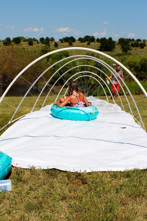 Diy Waterpark Ideas, Diy Home Water Park, Backyard Waterpark Diy, Diy Outdoor Water Play, Diy Sprinklers For Kids, Diy Water Slide Backyards, Diy Backyard Water Park, Backyard Water Party Ideas, Diy Outdoor Slide