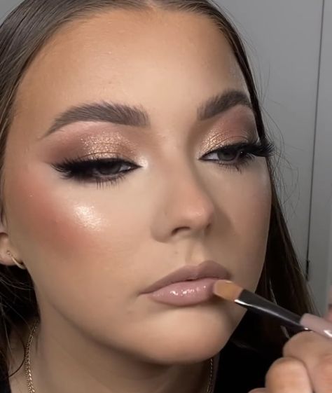 Gold Shimmer Bridal Makeup, Make Up Looks Gold, Bronze Shimmer Eye Makeup, Makeup For Studio Photoshoot, Quince Glam Makeup, Makeup Ideas For Gold Dress, Champagne Glam Makeup, Makeup For Gold Dress Prom, Gold And Black Makeup Looks