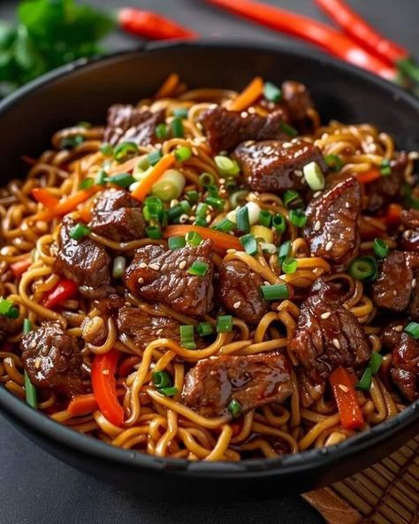 WORLDS BEST TASTY RECIPES | Classic Beef Chow Mein | Facebook Chow Mein Beef, Beef Chow Mein Recipe, Beef Chow Mein, Chow Mein Recipe, Chow Mein Noodles, Beef Sirloin, Chow Mein, Chow Chow, Daily Meals