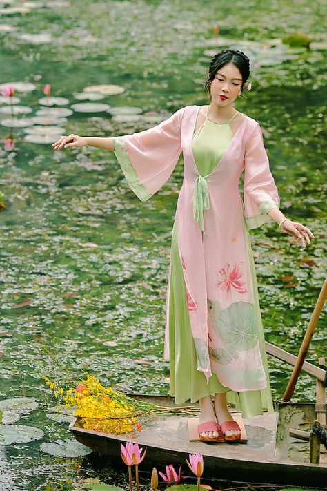 Vietnam Culture Traditional Dresses, Dark Avatar, What To Pack For Japan, Pack For Japan, Traditional Vietnamese Clothing, Vietnamese Traditional Clothing, Ao Dai Vietnamese, Vietnam Clothes, Vietnamese Fashion