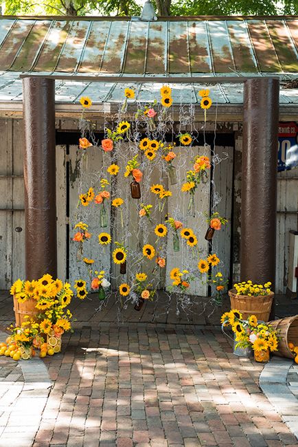 Florals in wire altar backdrop (Flowers by Lee Forrest Design, photo by: Erika Rech Photography) Sunflower Birthday Parties, Sunflower Wedding Decorations, Sunflower Party, Sunflower Baby Showers, Sunflower Themed Wedding, Diy Wedding Backdrop, Rustic Flowers, Diy Backdrop, Yellow Wedding