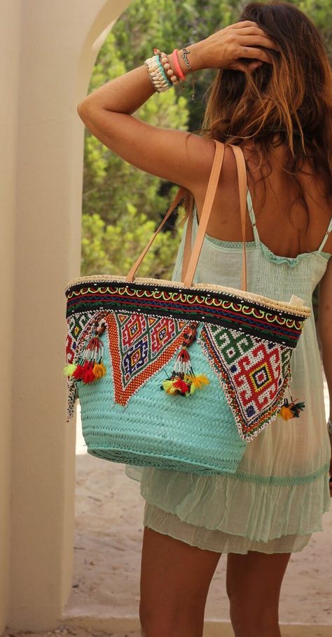 No summer is complete without a sassy new beach bag to tote your vacation necessities. Whether you are shopping or on the beach, a carry-all becomes most handy. Perhaps you ... Read More Sac Diy, Beach Items, Beach Clothes, Estilo Hippie, Quilted Wallet, Ibiza Fashion, Boho Bags, Straw Bags, Quality Handbags