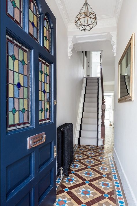 Victorian Terrace Lighting, Traditional Terraced House Interior, Terraced House Entrance Hall, Edwardian House Hallway, Open Staircase Victorian Terrace, Victorian Terrace Hallway Ideas, End Of Terrace House, Modernize Victorian Home, Victorian House Makeover