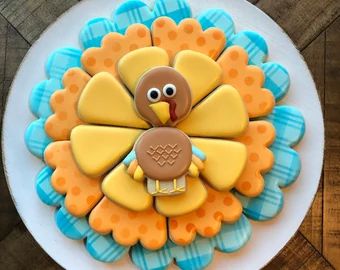 Cookie Platter Ideas, Thanksgiving Cookies Decorated, Thanksgiving Sugar Cookies, Thanksgiving Turkey Cookies, Fall Sugar Cookies, Turkey Cookie, Fall Decorated Cookies, Cookie Platters, Cookie Bouquets