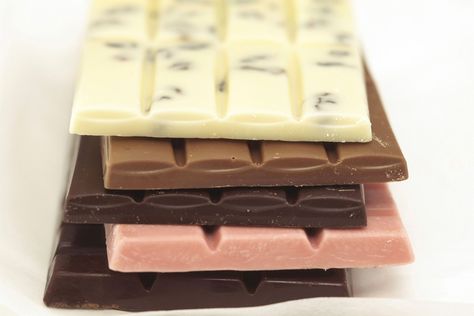 How to flavor chocolate - techniques, ingredients, and the best chocolate flavor pairings. Chocolate Bar Molds, White Chocolate Recipes, Chocolate Candy Recipes, Chocolate Slabs, Candy Bark, Chocolate Bomb, Chocolate Bark, Homemade Candies, Chocolate Coating