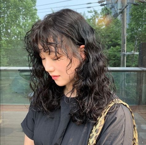 Permed Hairstyles Medium Thick Hair, Butterfly Layers Haircut Curly Hair, Perm With Side Bangs, Haircut Ideas Medium Length Wavy, Asian Perm Women Medium Hair, Korean Perm Women, Haircuts For Medium Wavy Hair, Curly Hair Wispy Bangs, Layered Wavy Hair Medium