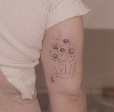 Woman With Moon Tattoo, Woman Universe Tattoo, Chaotic Mind Tattoo, Simple Black And Grey Tattoos, Dainty Space Tattoos, Intrusive Thought Tattoo, Overthinking Tattoos For Women, Intuition Tattoo, Tattoo Bein Frau