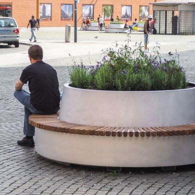 Green Circular Benches Circular Bench, Tree Seat, Planter Bench, Stone Wall Design, Tree Planters, Fence Styles, Garden Design Plans, Large Planters, Roof Garden