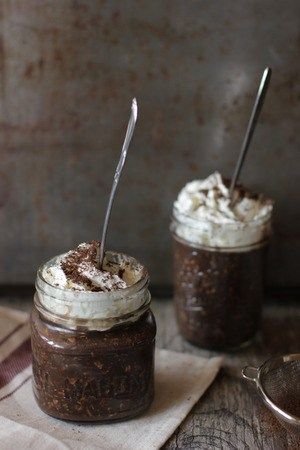 Hot Chocolate Overnight Oats, Christmas Overnight Oats, Hot Chocolate Oatmeal, Making Hot Chocolate, Breakfast Parfaits, Diy Smoothies, Night Oats, Overnight Oats With Yogurt, Workout Meals