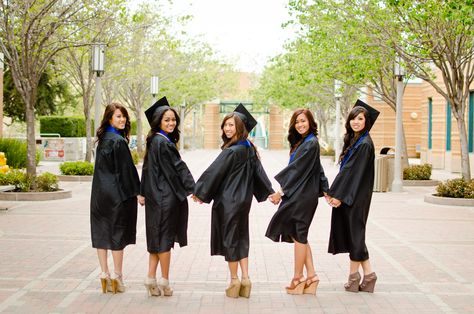 Convocation Photography, Graduation Photo Ideas, High School Graduation Pictures, Graduation Pic Ideas, Cap And Gown Pictures, College Graduation Photoshoot, College Graduation Pictures Poses, Outdoor Graduation, Grad Photography