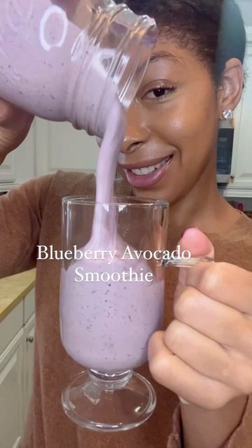 Blueberry Avocado Smoothie, Walnut Smoothie, Diet Smoothie Recipes, Smoothie Drink Recipes, Food Meals, Smaller Waist, Avocado Smoothie, Smoothie Diet Plans, Blueberries Smoothie