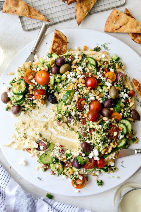 Vegetarian Hosting, Hummus Tray Ideas, Humus Plate Ideas, Vegetarian Charcuterie Board Ideas, Hummus Platter Ideas, Greek Mezze Platter Ideas, Plant Based Appetizers, Mediterranean Party Food, Humus Dip