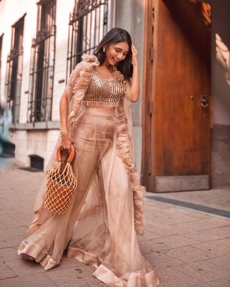 Masoom Minawala sur Instagram : // Walking into fashion month💃💃💃 I CANNOT wait to show you all my looks!!! So many exciting projects coming up! Thank you as always for… Traditional Crop Top And Pant, Masoom Minawala, Party Outfit Summer, Net Outfit, Designer Bridesmaid Dresses, Stylish Party Dresses, Fancy Blouses, Dress Indian Style, Stylish Dresses For Girls