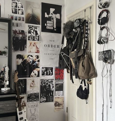 Soft Goth Room Aesthetic, Goth Inspired Bedroom, Gothic Coquette Room, Emo Dorm Room, Punk Room Ideas, Alternative Room Decor, Makeup With Eyeshadow, Emo Room, Applying Eyeshadow